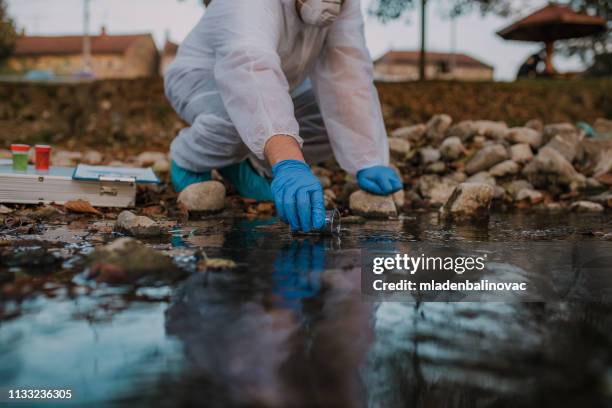 ökologische wasserproben - wasserverschmutzung stock-fotos und bilder