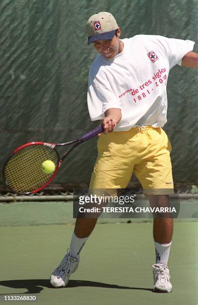 Mexican Marco Osorio trains for the Davis Cup 01 February 2000 in San Jose. Costa Rica battles Mexico 04 February 2000 for the Davis Cup. El mexicano...