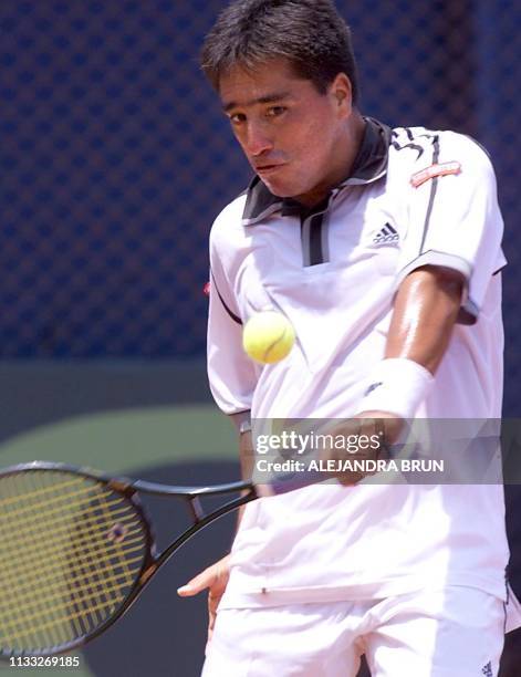 Peruvian tennis player Tupi Venero hits a backhand against Bahamas' Mark Knowles in Lima 04 February 2000. El jugador de Peru Tupi Venero prepara el...