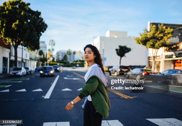 ung kvinna njuter av vandringen i santa monica, la - santa monica los angeles bildbanksfoton och bilder