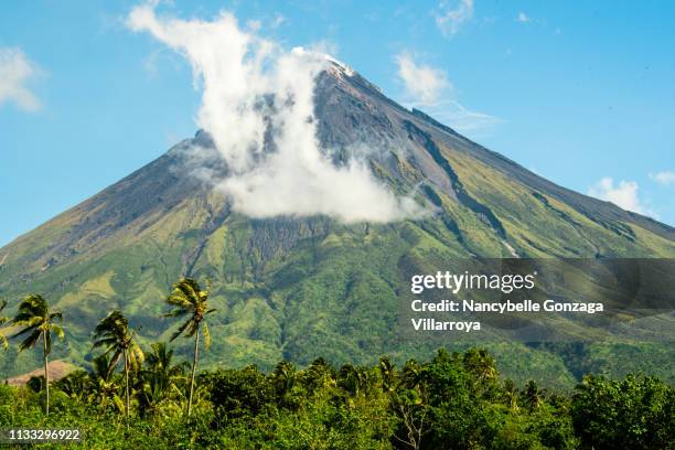 mayon volcano in the province of albay, philippines - mayon stock pictures, royalty-free photos & images