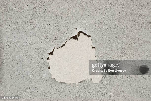 gray painted wall texture - peinture écaillée photos et images de collection