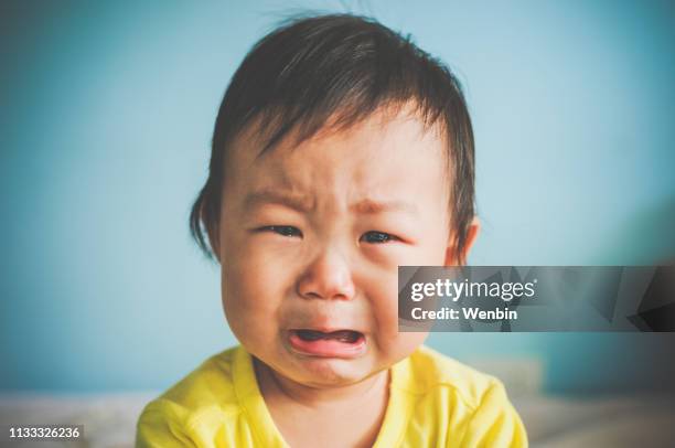 ein asiatisches baby weint - babys crying stock-fotos und bilder