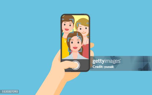 ilustraciones, imágenes clip art, dibujos animados e iconos de stock de tomar fotos en un smartphone - amigas