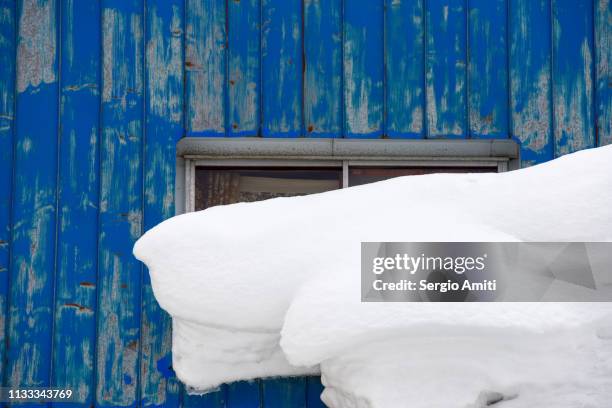 Overhang Pattern Snow 6,947 Snow Pile Stock Photos, High-Res Pictures, and Images - Getty Images
