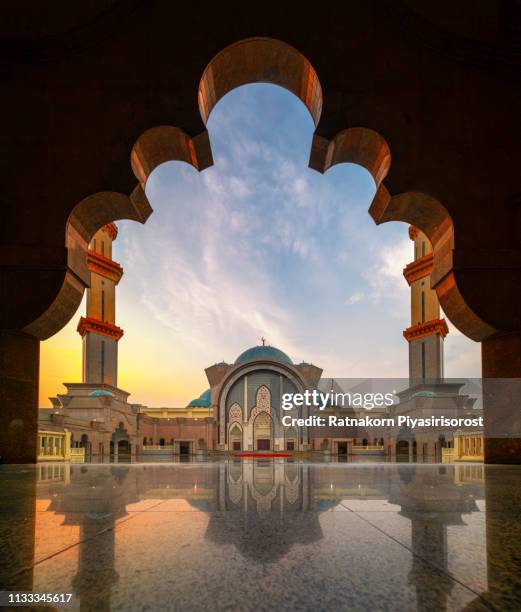 sunset scene of wilayah persekutuan mosque in kuala lumpur - kuala lumpur fotografías e imágenes de stock