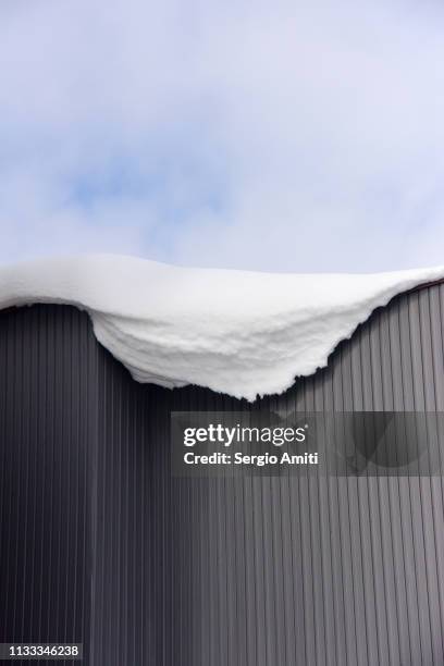 Overhang Pattern Snow Overhang (Architecture) Photos and Premium High Res Pictures - Getty Images
