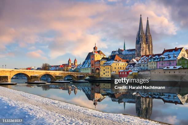 cathedral of st. peter, the stone bridge and the bridge tower, regensburg, bavaria, germany - regensburg stock pictures, royalty-free photos & images