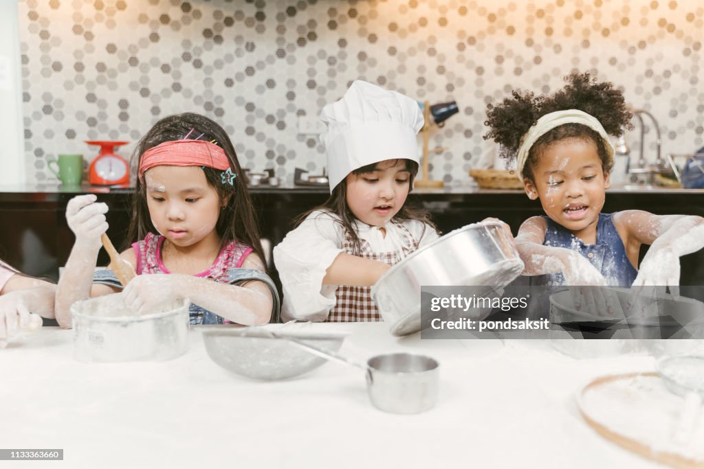 Kids cooking bakery