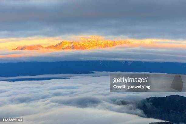 gongga mountain peak - 地勢景觀 stockfoto's en -beelden