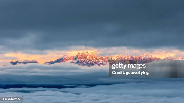 gongga mountain peak - 黃昏 stock pictures, royalty-free photos & images