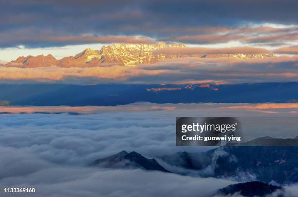 gongga mountain peak - 黃昏 stock pictures, royalty-free photos & images