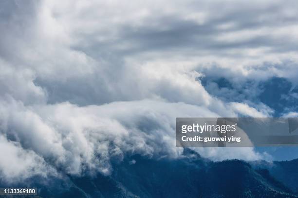 gongga mountain peak - 地勢景觀 stockfoto's en -beelden