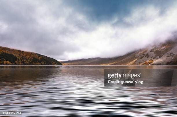 gongga mountain peak - 湖 stock-fotos und bilder