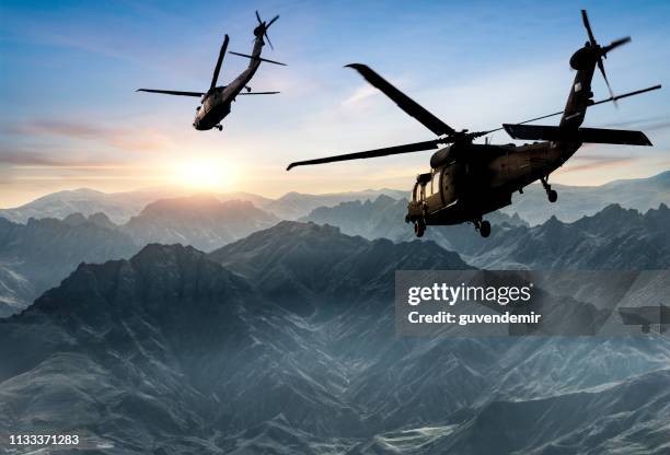 militaire helikopters vliegen tegen zonsondergang - helikopter stockfoto's en -beelden
