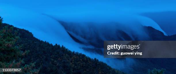 gongga mountain peak - 地勢景觀 stockfoto's en -beelden