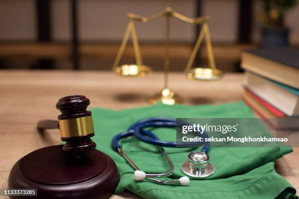 medical law - medical malpractice photos et images de collection