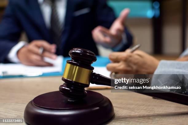 lawyer talking to his client in office - bemiddeling stockfoto's en -beelden