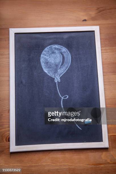 blackboard. there is a balloon drawn with blue chalk. - escuela primaria stockfoto's en -beelden