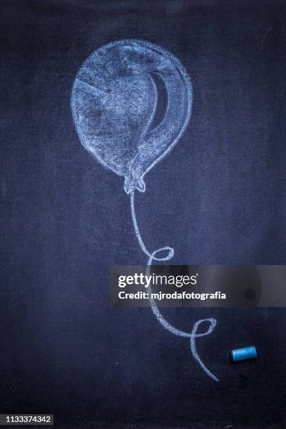 blackboard. there is a balloon drawn with blue chalk. - estudiar stock pictures, royalty-free photos & images