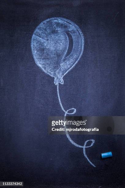 blackboard. there is a balloon drawn with blue chalk. - escuela primaria imagens e fotografias de stock