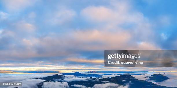 gongga mountain peak - 地勢景觀 stockfoto's en -beelden