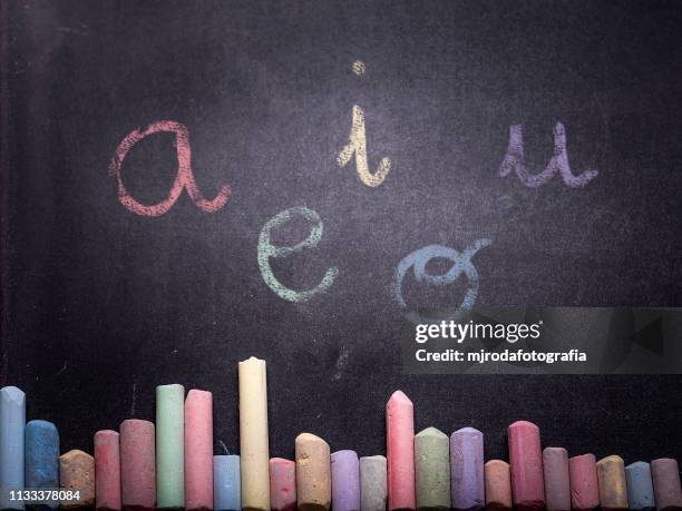 vowels. - colorear stockfoto's en -beelden