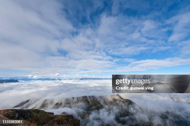 gongga mountain peak - 遠足 stock pictures, royalty-free photos & images