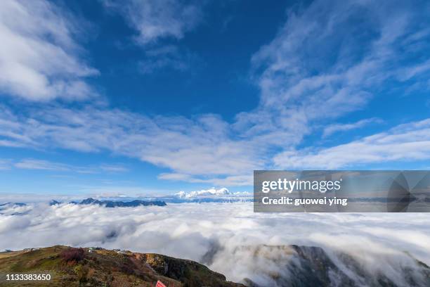 gongga mountain peak - 山 - fotografias e filmes do acervo