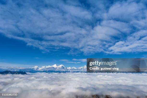 gongga mountain peak - 黃昏 fotografías e imágenes de stock