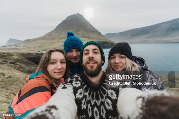 selfie av fyra vänner på färöarna - faroe islands bildbanksfoton och bilder