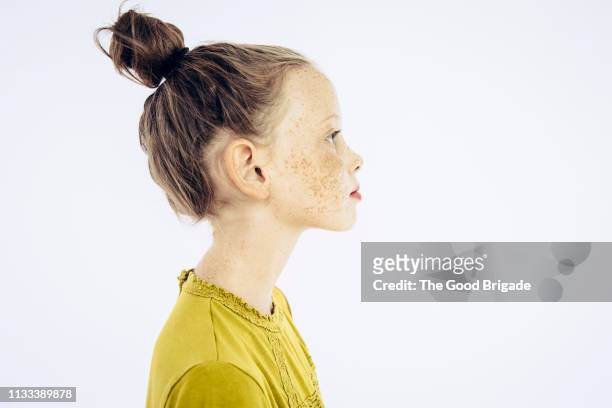 profile portrait of serious young girl looking away - girl side view stockfoto's en -beelden