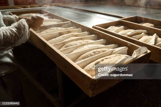 pain frais dans l'usine de boulangerie - boulangerie industrielle photos et images de collection
