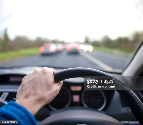 traffic jam from the driver's perspective - punto di vista del guidatore foto e immagini stock