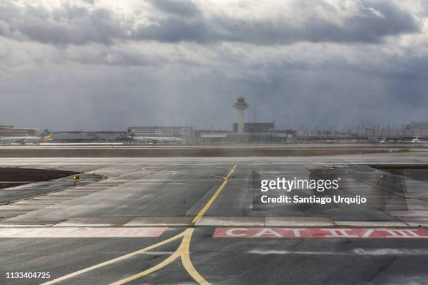 airport terminal and control tower at frankfurt airport - control tower stock-fotos und bilder