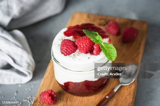 yogurt with jam and raspberries - mousse dessert 個照片及圖片檔