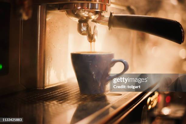 espresso koffiezetapparaat - koffiemachine stockfoto's en -beelden