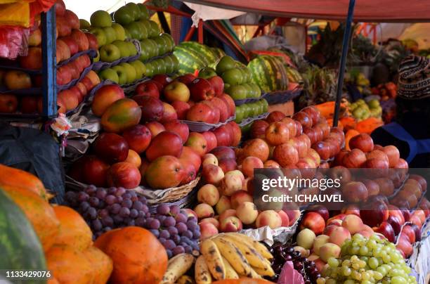 fresh fruits bolivia - lieu d'intérêt local stock-fotos und bilder
