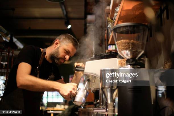 barista haciendo café para los clientes en el café - pequeño fotografías e imágenes de stock