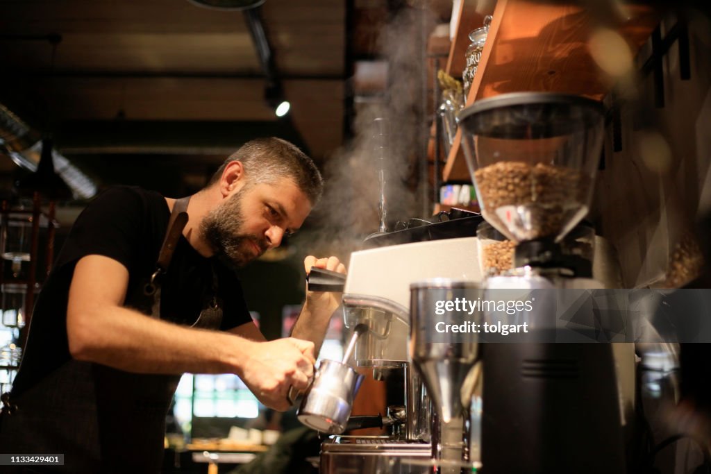 Barista het maken van koffie voor klanten in Cafe