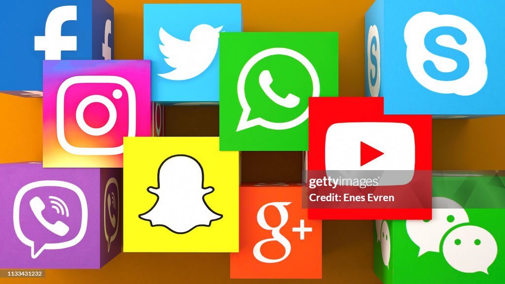 Fyrkantig form av sociala medier tjänster ikoner på en orange skriv bord