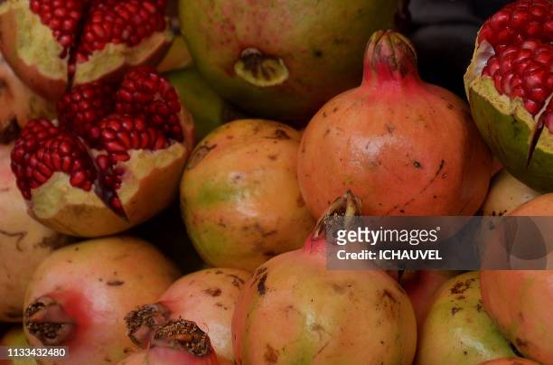 pomegranates bolivia - aliment cru stock-fotos und bilder
