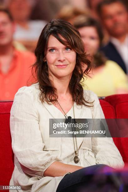 Vivement Dimanche' Tv Show In Paris, France On September 09, 2008 - Emmanuelle Cosso-Merad spouse of Kad.