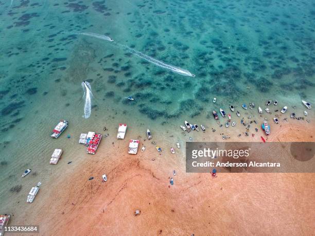 islad, ilha de areia vermelha - vista aérea stock pictures, royalty-free photos & images