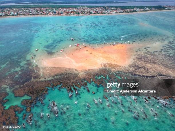 island, ilha de areia vermelha - relaxamento stockfoto's en -beelden