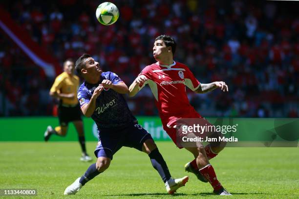 Enrique Perez of Veracruz and Luis Mendoza of Toluca fight for the ball during the 9th round match between Toluca and Veracruz as part of the Torneo...