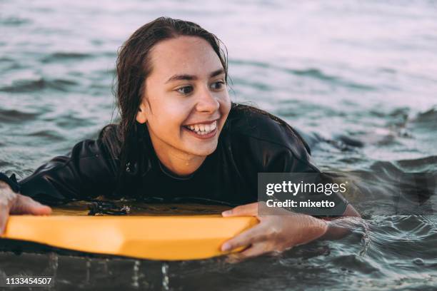 wat ik graag doe in de zomer - surfer wetsuit stockfoto's en -beelden