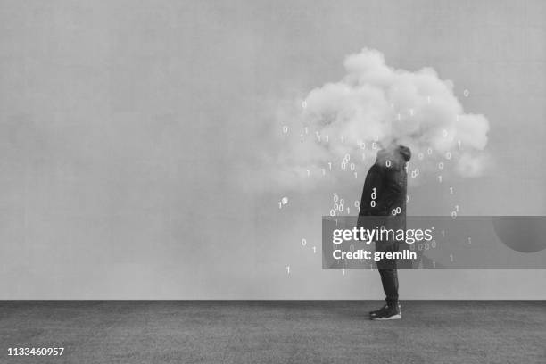 casual jonge man vr cloud computing - thinking man cloud stockfoto's en -beelden