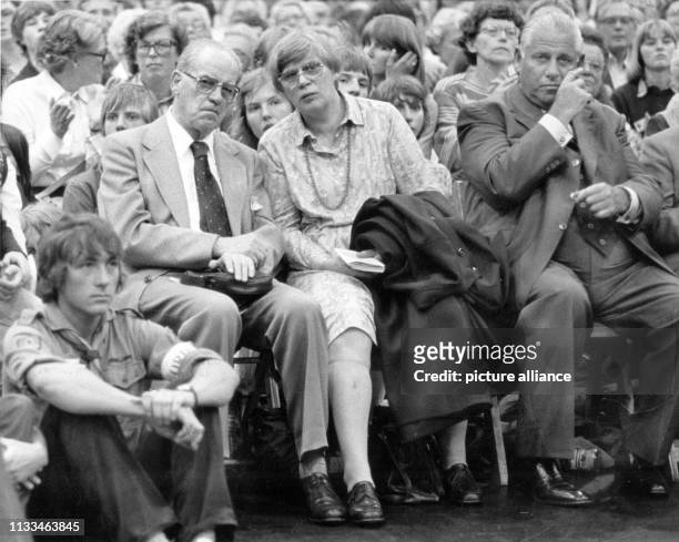 Der SPD-Fraktionsvorsitzende Herbert Wehner und seine Stieftochter und spätere Ehefrau Greta Burmester als Zuhörer während eines Vortrags von...