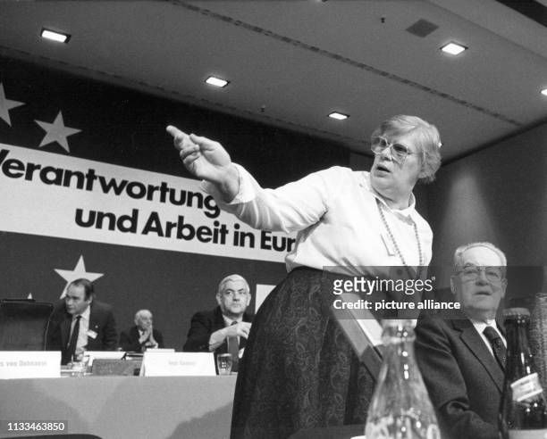 Der SPD-Politiker Herbert Wehner und seine Ehefrau Greta auf dem SPD-Sonderparteitag in Köln am . Greta ist die Tochter von Wehners zweiter Frau...
